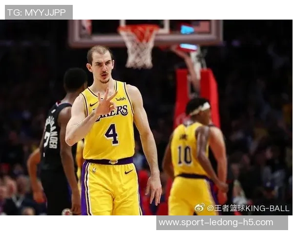 霍华德建议湖人留住卡鲁索和波普并签回考辛斯以增强夺冠实力