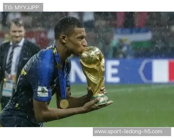 三年前世界杯决赛回顾法国队重温姆巴佩进球庆祝瞬间 三年前世界杯决赛回顾法国队重温姆巴佩进球庆祝瞬间